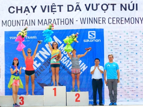 Hàng trăm người nước ngoài marathon vượt núi ngắm sa pa - 2