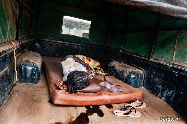 Hình ảnh kinh dị ở trung tâm đại dịch ebola xem mà rùng cả mình các bác ạ - 5