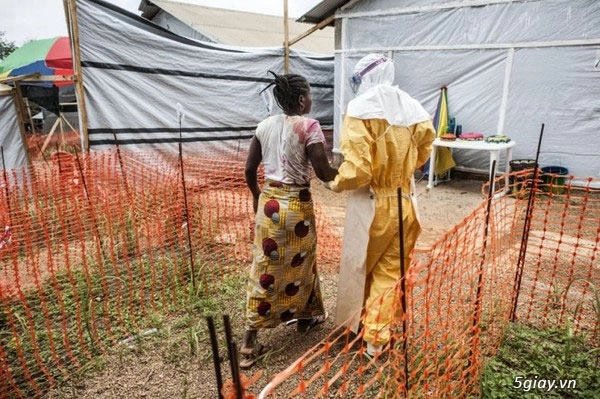 Hình ảnh kinh dị ở trung tâm đại dịch ebola xem mà rùng cả mình các bác ạ - 6