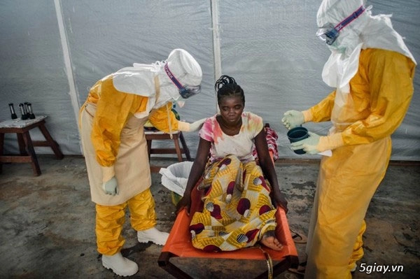 Hình ảnh kinh dị ở trung tâm đại dịch ebola xem mà rùng cả mình các bác ạ - 7