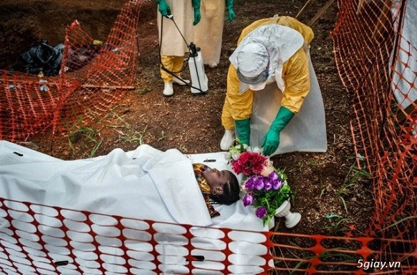 Hình ảnh kinh dị ở trung tâm đại dịch ebola xem mà rùng cả mình các bác ạ - 9
