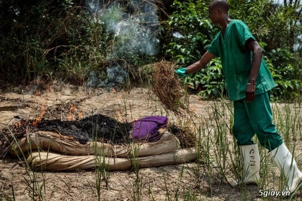 Hình ảnh kinh dị ở trung tâm đại dịch ebola xem mà rùng cả mình các bác ạ - 10