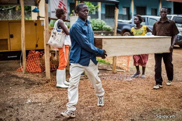 Hình ảnh kinh dị ở trung tâm đại dịch ebola xem mà rùng cả mình các bác ạ - 11