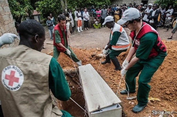 Hình ảnh kinh dị ở trung tâm đại dịch ebola xem mà rùng cả mình các bác ạ - 12