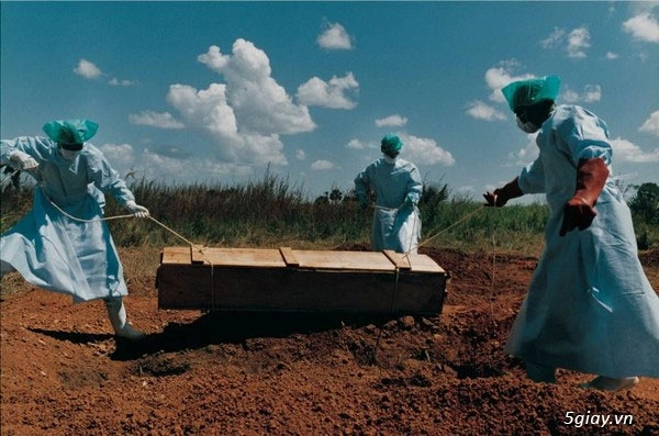 Hình ảnh kinh dị ở trung tâm đại dịch ebola xem mà rùng cả mình các bác ạ - 13
