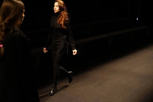 Hồ ngọc hà catwalk ở tuần thời trang thượng hải - 1