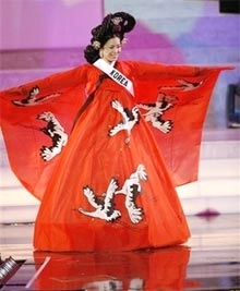Hoa hậu hoàn vũ trình diễn trang phục dân tộc - 3
