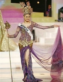 Hoa hậu hoàn vũ trình diễn trang phục dân tộc - 6