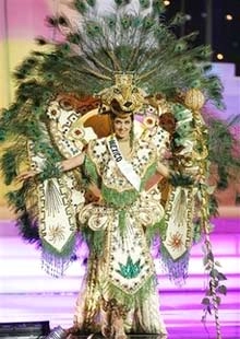 Hoa hậu hoàn vũ trình diễn trang phục dân tộc - 7