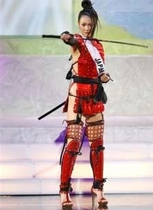 Hoa hậu hoàn vũ trình diễn trang phục dân tộc - 8