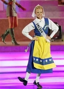 Hoa hậu hoàn vũ trình diễn trang phục dân tộc - 9