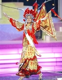 Hoa hậu hoàn vũ trình diễn trang phục dân tộc - 10