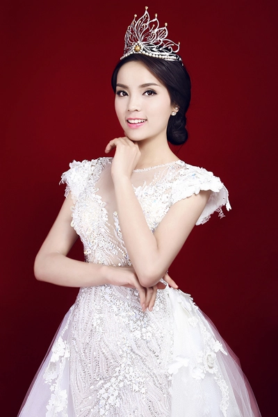 Hoa hậu kỳ duyên khoe đường cong với váy dạ hội - 2