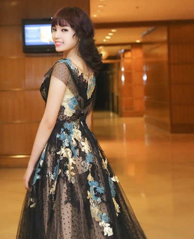 Hoa hậu kỳ duyên rạng rỡ với váy ren - 3