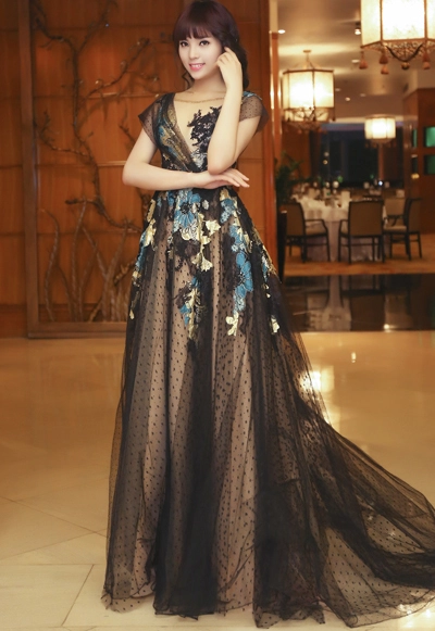 Hoa hậu kỳ duyên rạng rỡ với váy ren - 4