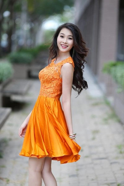 Hoa hậu thu thảo biến hóa với đầm ren - 7