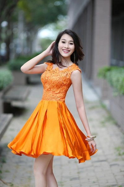 Hoa hậu thu thảo biến hóa với đầm ren - 8