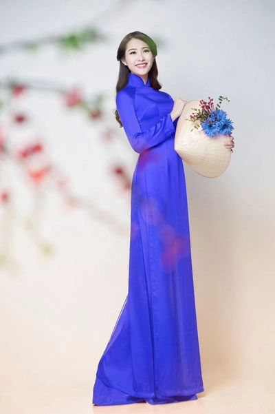 Hoa hậu thu thảo dịu dàng cùng áo dài và hoa - 11