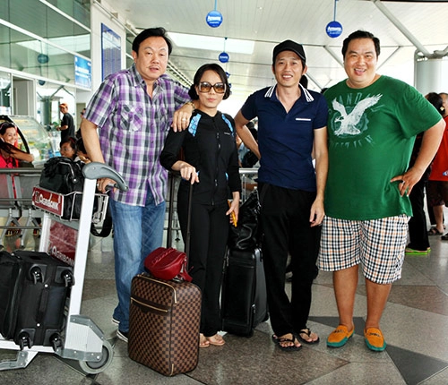 Hoài linh áo thun dép lào đi mỹ - 2