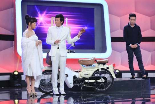 Hoài linh việt hương lén hôn nhau trong hậu trường người bí ẩn - 5