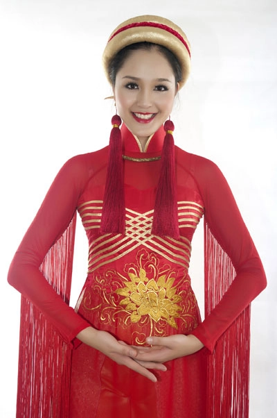 Hoàng anh mang áo dài sen việt dự miss earth - 2