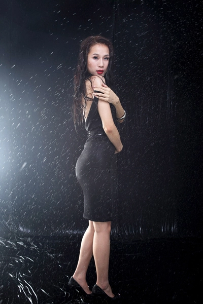 Hot girl quyến rũ cùng umbrella and rain - 2