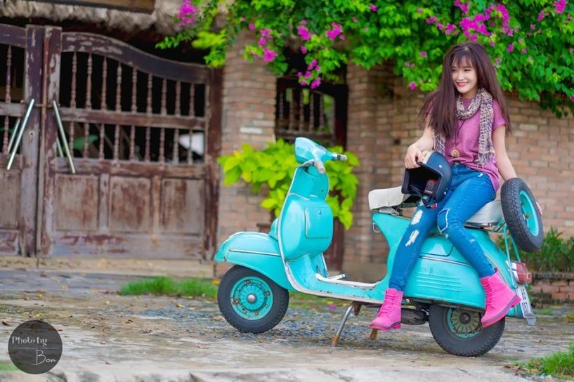 Hot girl sài gòn xinh tươi bên cạnh vespa super cổ - 3