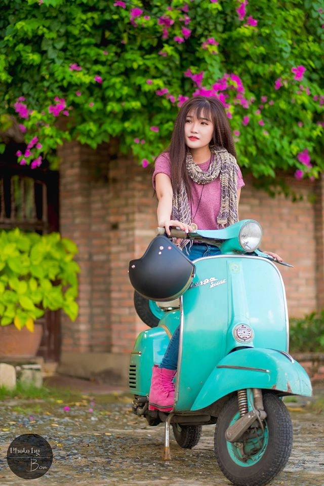 Hot girl sài gòn xinh tươi bên cạnh vespa super cổ - 17