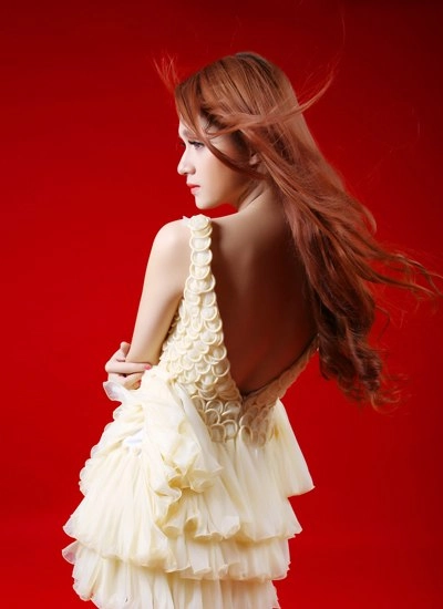 Hương giang idol diện váy kết từ bao cao su - 2