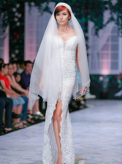 Huy khánh hôn vợ trên sàn catwalk - 6