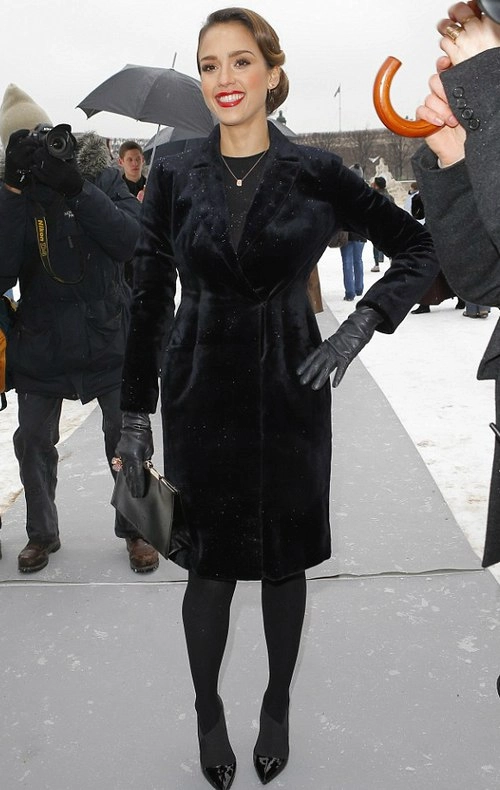 Jessica alba son đỏ nổi bật tại tuần thời trang paris - 1