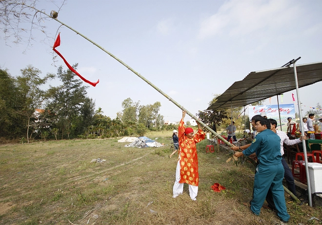 Khách nước ngoài xới đất tưới rau ở ngôi làng 500 tuổi - 7
