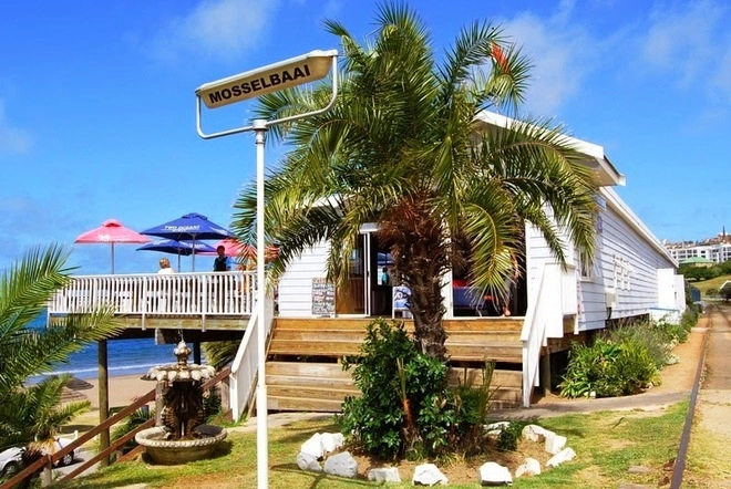 Khách sạn xe lửa độc đáo bên bờ biển nam phi - 9
