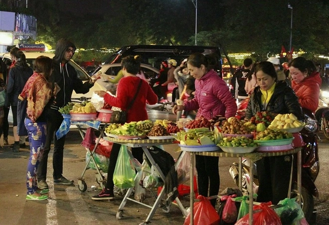 Khách tây thích thú mua sắm ở chợ đêm phố cổ hà nội - 1