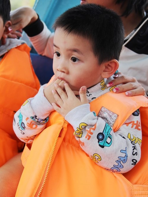 Khánh an và bảo khánh lần đầu đi thuyền - 3