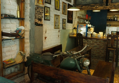 Không gian xưa cũ trong quán cà phê xí nghiệp - 2
