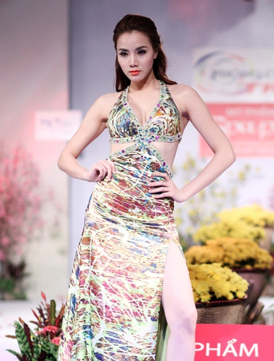 Kim dung cầm tay bạn trai chung thục quyên catwalk - 4