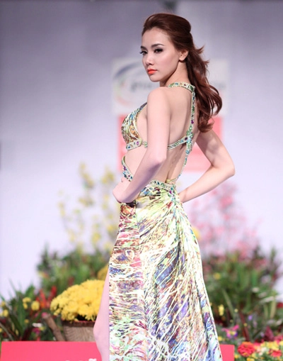 Kim dung cầm tay bạn trai chung thục quyên catwalk - 5