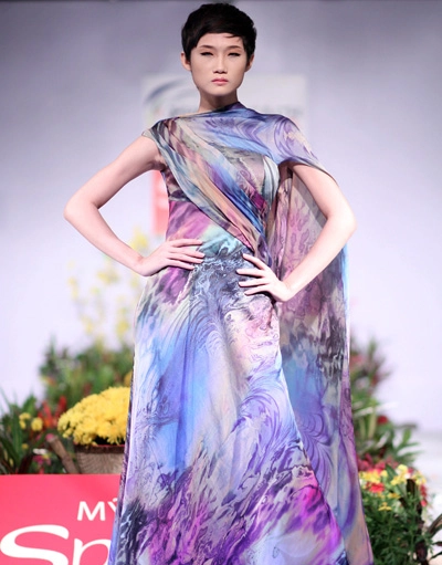 Kim dung cầm tay bạn trai chung thục quyên catwalk - 6