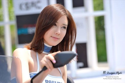 Kim ha yul khoe sắc bên siêu mô tô đua - 9