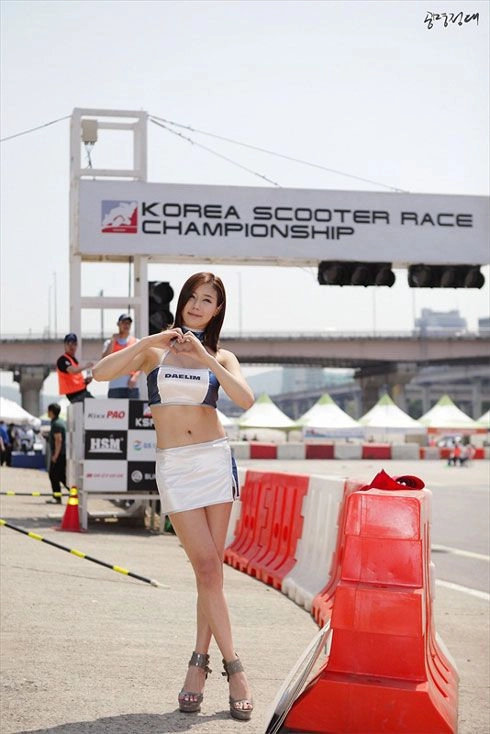 Kim ha yul khoe sắc bên siêu mô tô đua - 13
