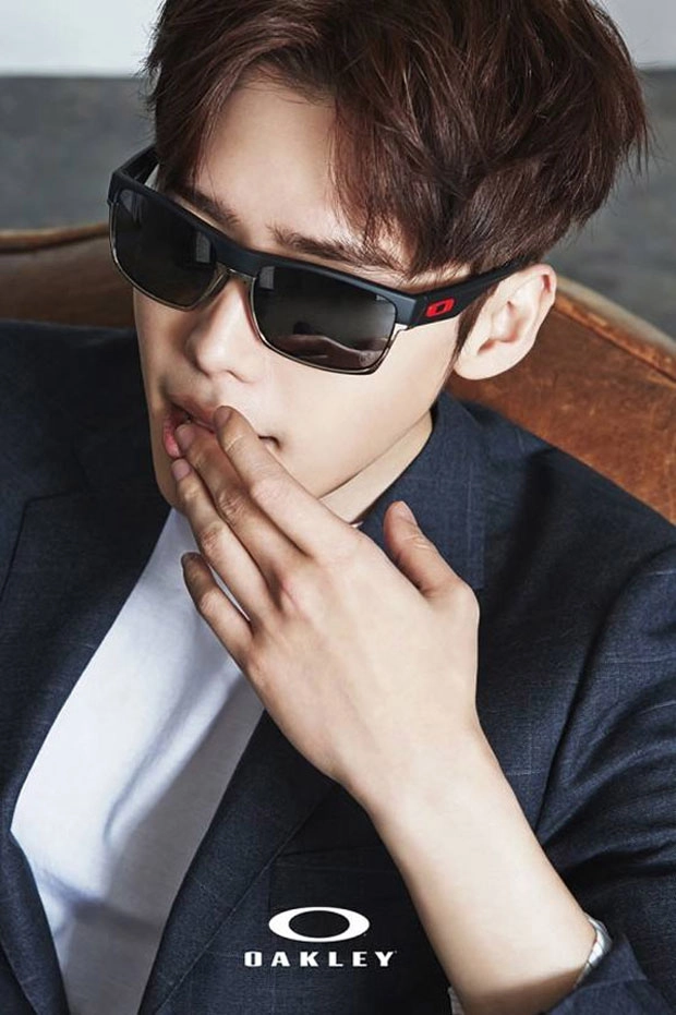 Lee jong suk với kính đẹp - 11