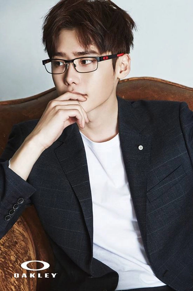 Lee jong suk với kính đẹp - 13
