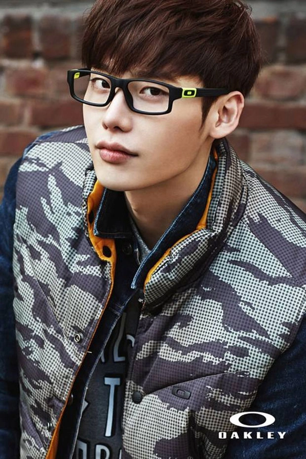 Lee jong suk với kính đẹp - 17