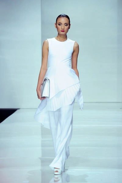 Linh nga mặc váy trắng catwalk - 5