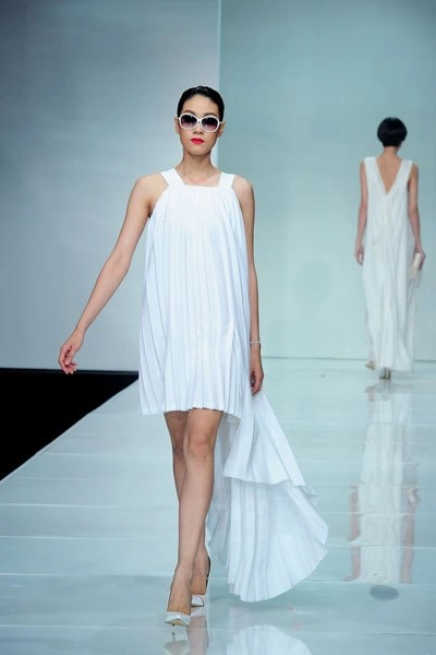 Linh nga mặc váy trắng catwalk - 12