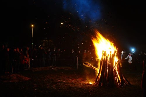 Màn biểu diễn chân trần nhảy vào lửa tại lễ hội - 1