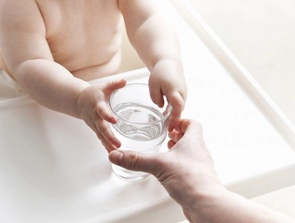 Mẹo hay dạy con uống nước bằng cốc - 1