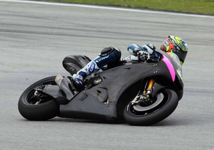 Michelin chạy thử lốp xe đua cho mùa giải motogp 2016 - 6