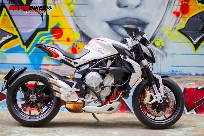 Mv agusta brutale 800 dragster đầy phong cách đọ dáng cùng cô nàng cá tính tại sài gòn - 2